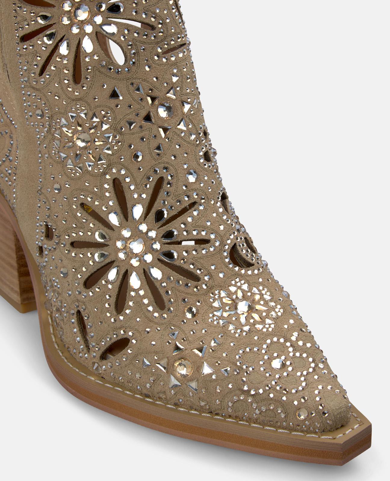 Botins Cowboy em Pele com Detalhe Perfurado de Transfer no Cano e Aberturas Laterais Areia-4