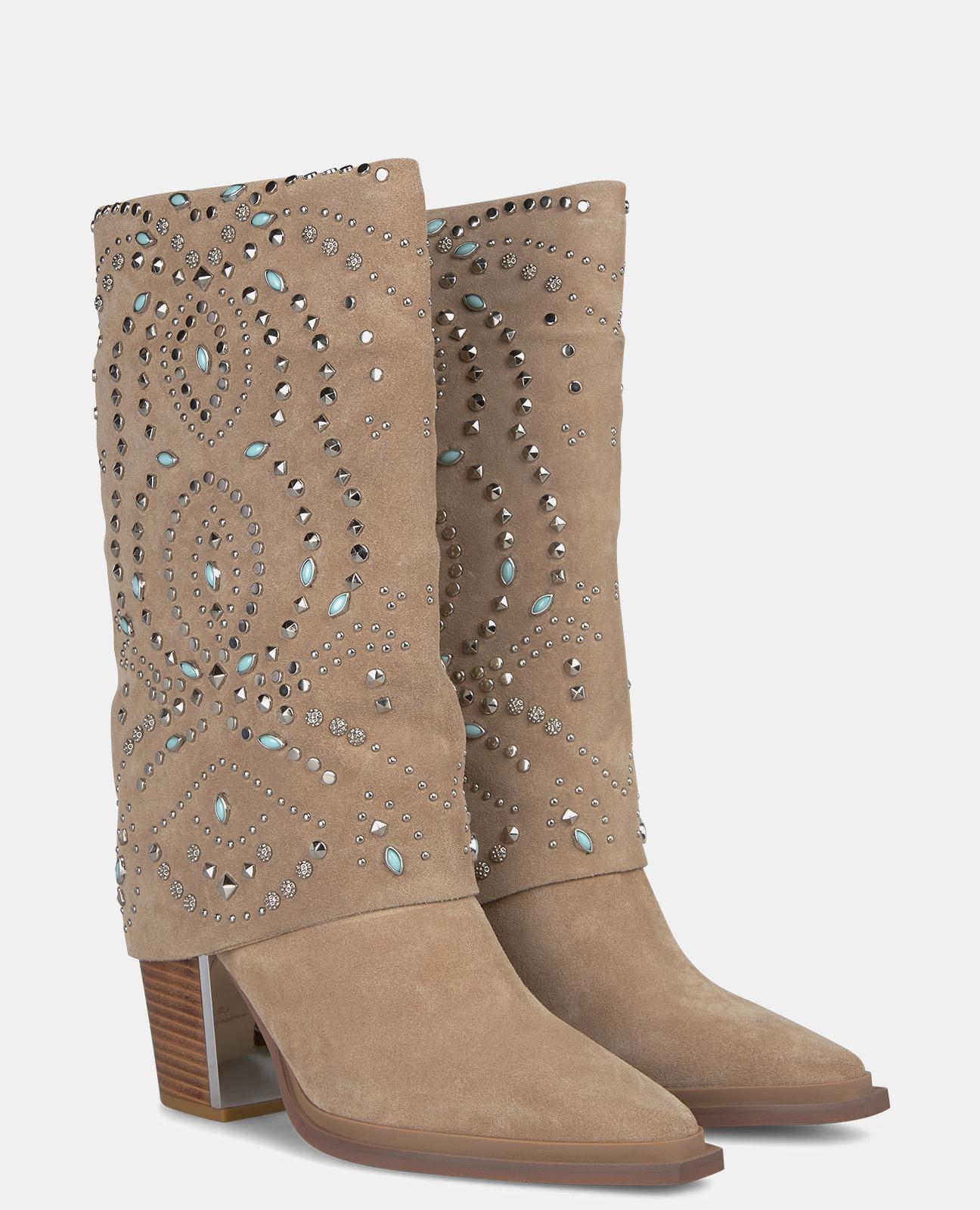Botas de Pele com Tachas Bege-2