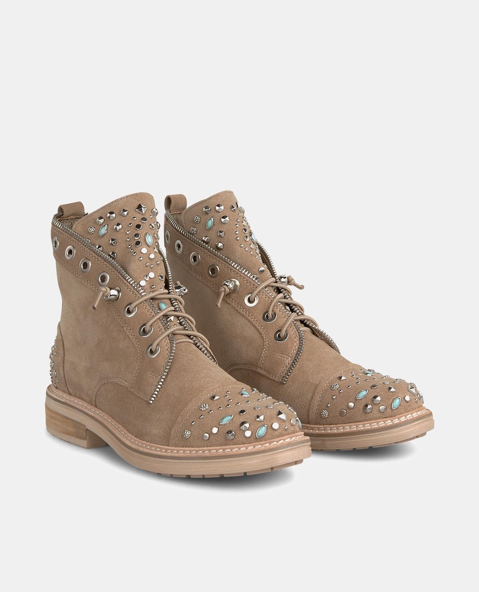 Botins Rasos de Pele com Tachas Bege-2
