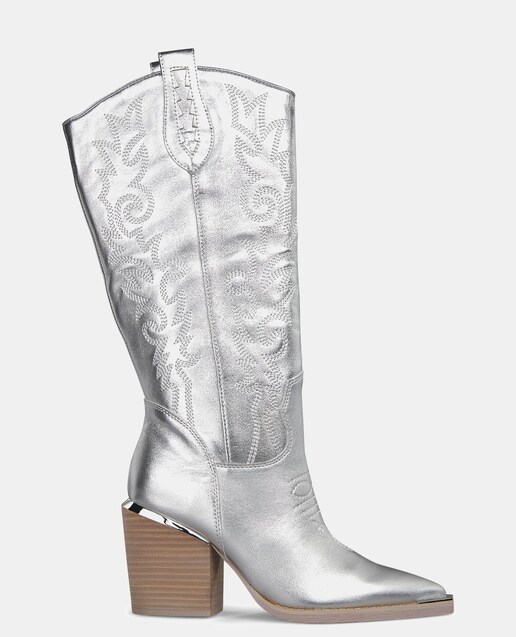 Imagem 0 de Botas de Pele com Detalhes Bordados