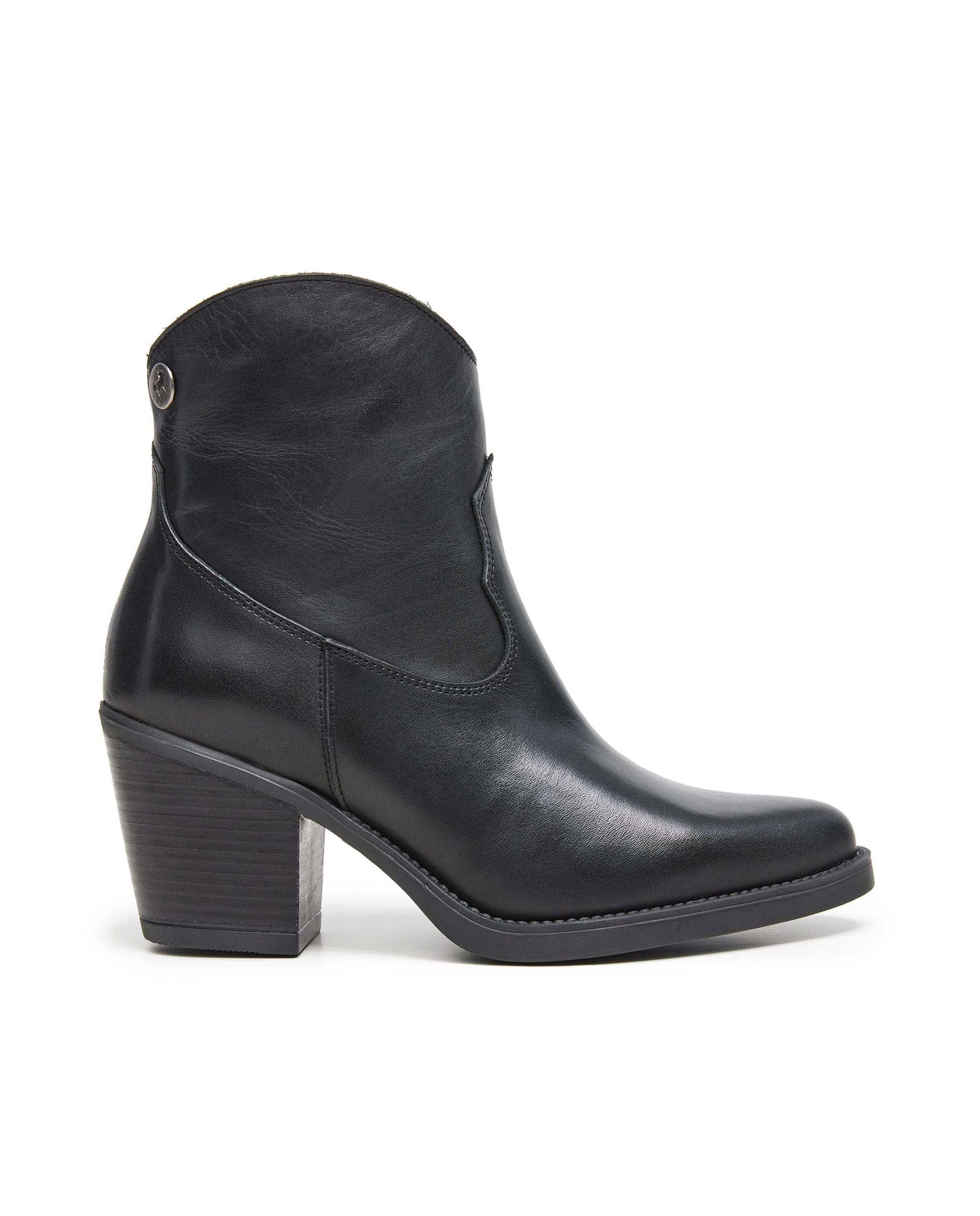 Imagem 0 de Botins de Pele com Detalhe de Tacha e Fecho Lateral de Fecho Zip