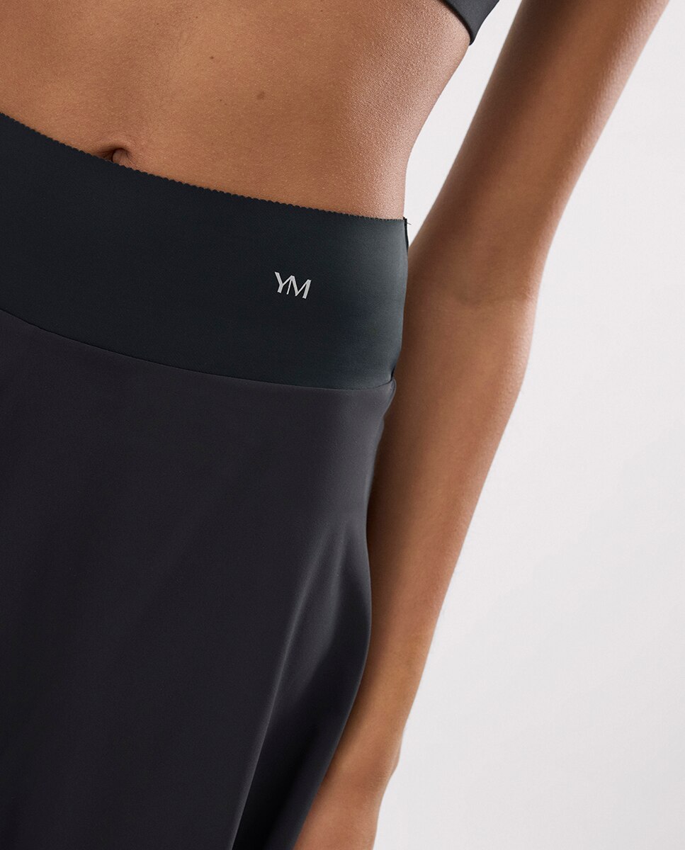 Saia Desportiva Compressiva com Calções e Bolso Interior Preto-4
