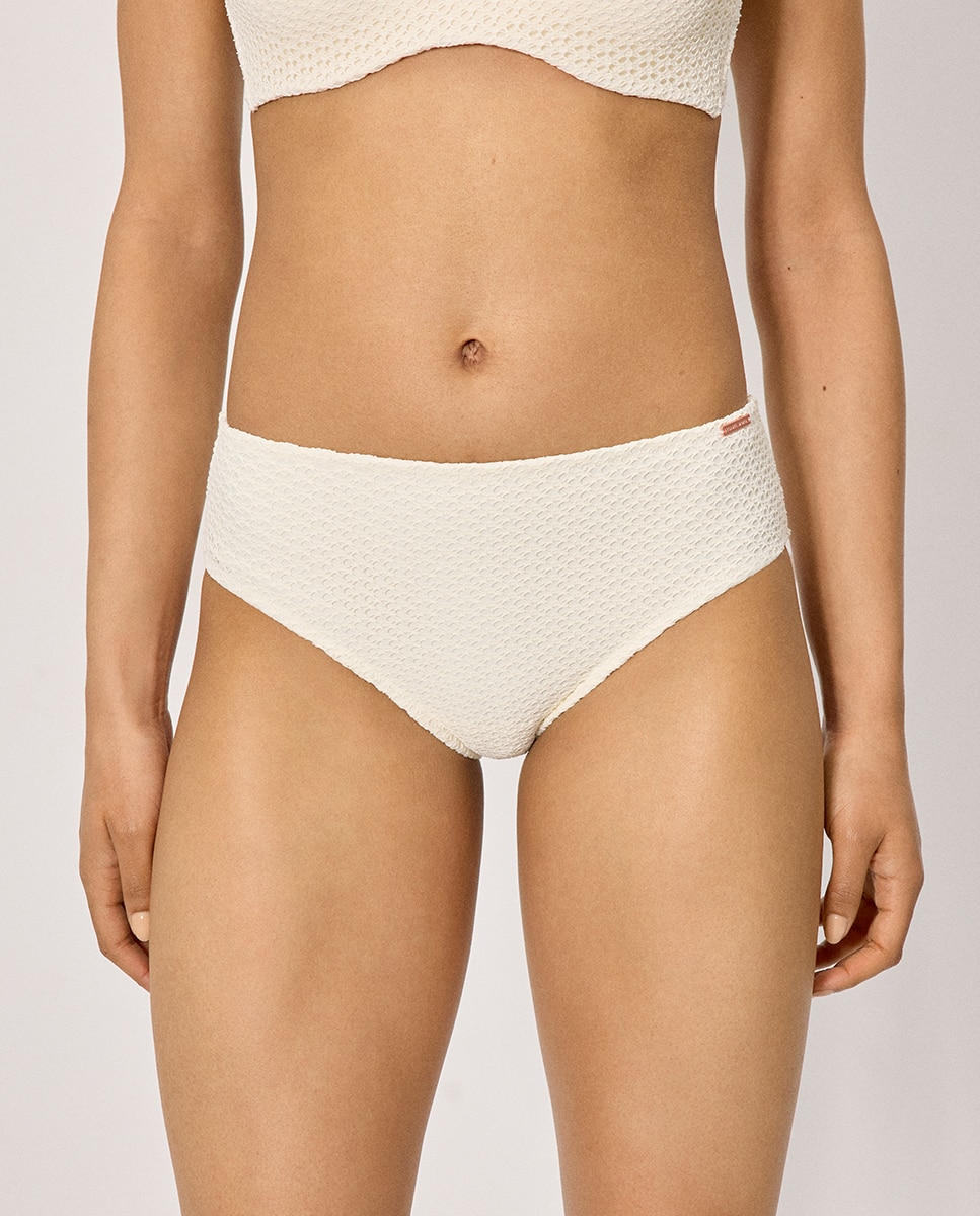 Imagem 0 de Cueca de Biquíni Moldeadora Midi em Tecido Perfurado