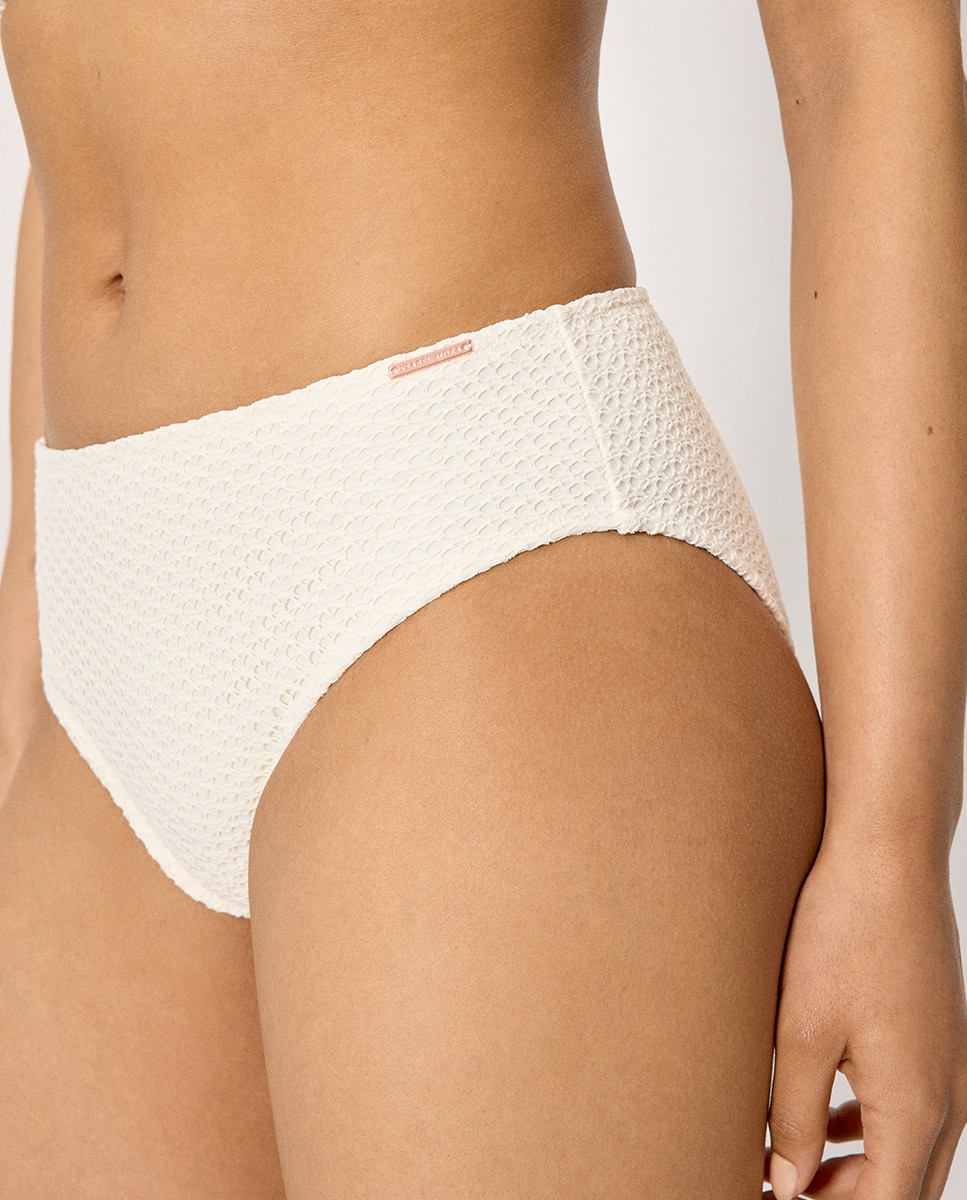 Cueca de Biquíni Moldeadora Midi em Tecido Perfurado Cru-4