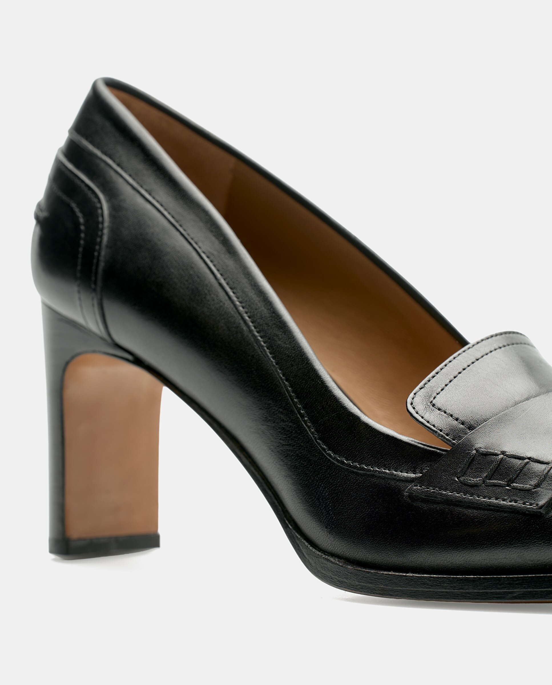Mocassins de Salto Smithson de Pele Bovino em Preto Preto-4