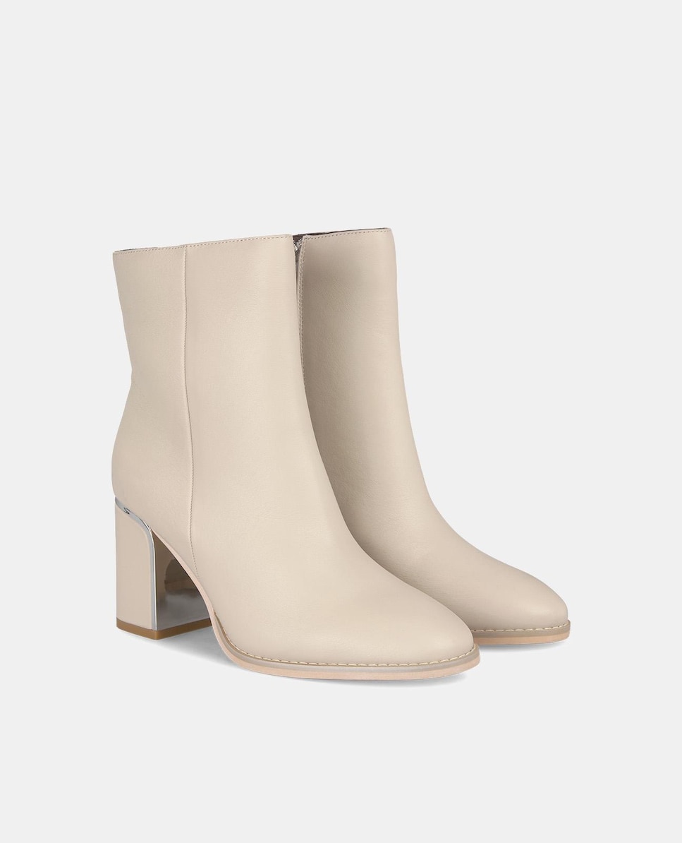 Botins com Biqueira Pontiaguda e Fecho Zip Bege-2