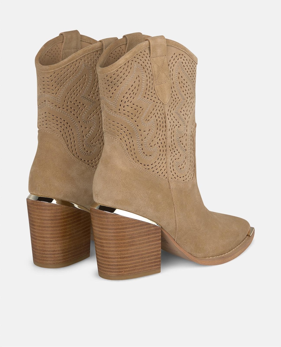 Botins com Tacão em Pele com Bordados na Perna Bege-3