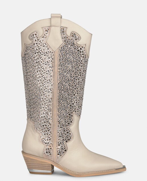 Imagem 0 de Botas Rasas com Detalhes Perfuradaos e Pedraria