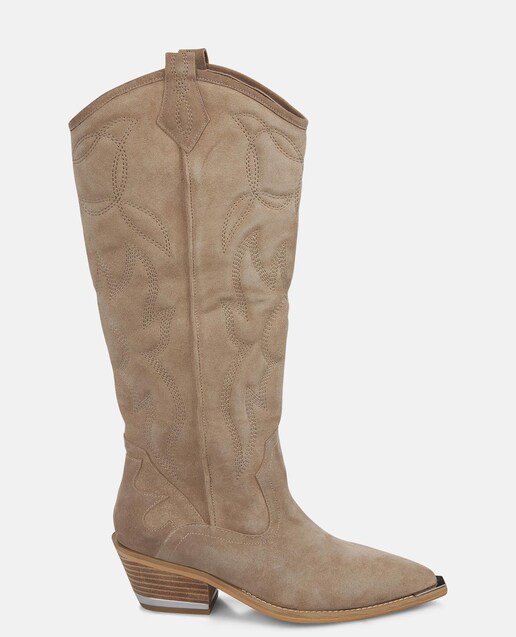 Imagem 0 de Botas de Pele com Bordados e Biqueira Afiada