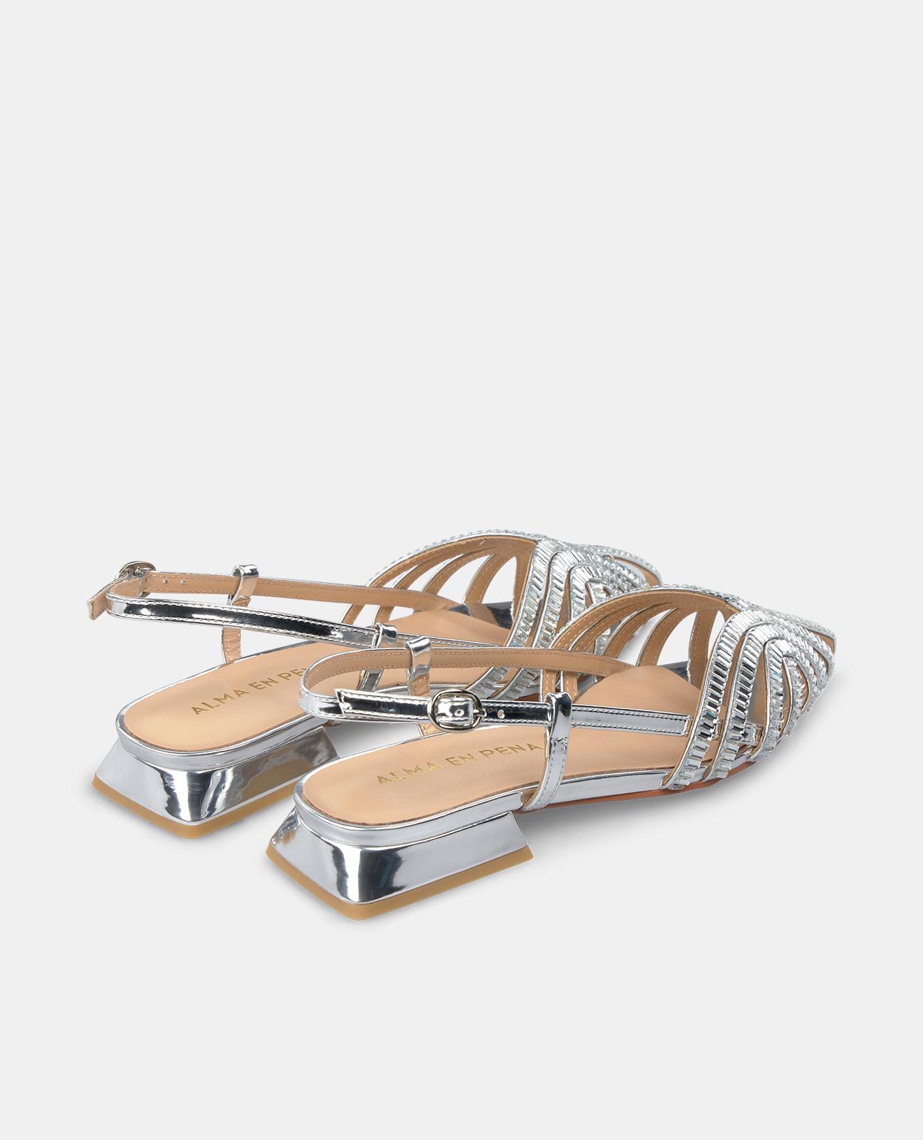 Sapatos de Salto com Detalhe de Pedraria na Biqueira e Fecho de Fivela Prata-3
