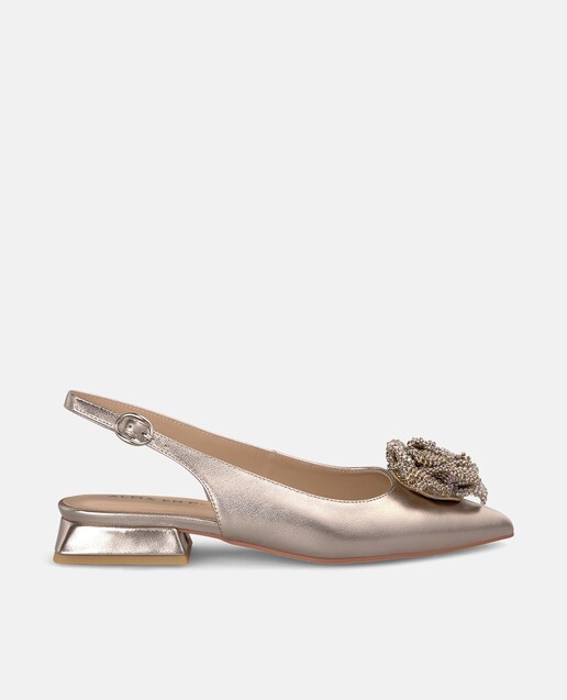 Imagem 0 de Sapatos Rasos com Adorno de Flor de Pedraria Na Biqueira e Fecho de Fivela