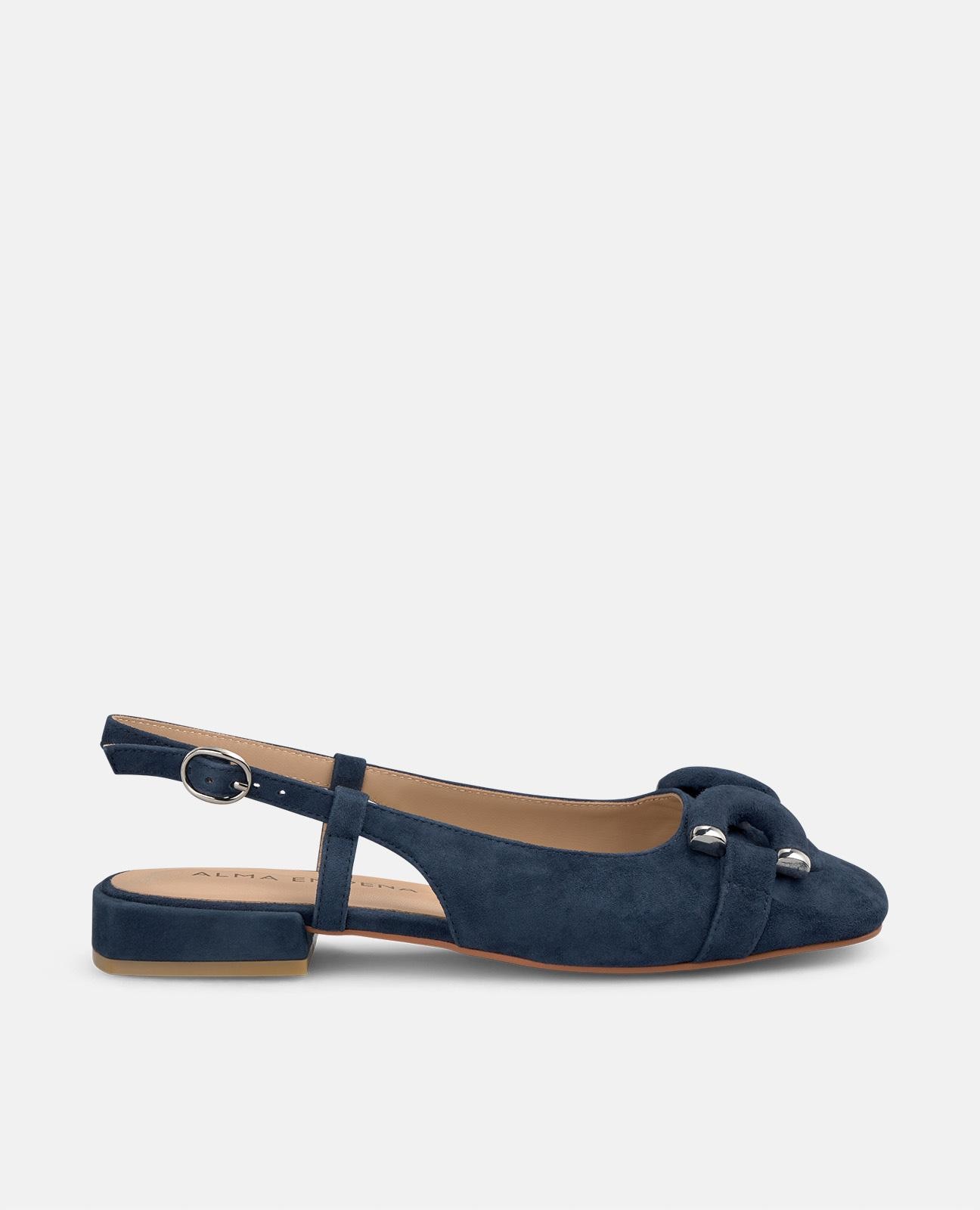 Imagem 0 de Sapatos com Detalhe de Estribo na Biqueira