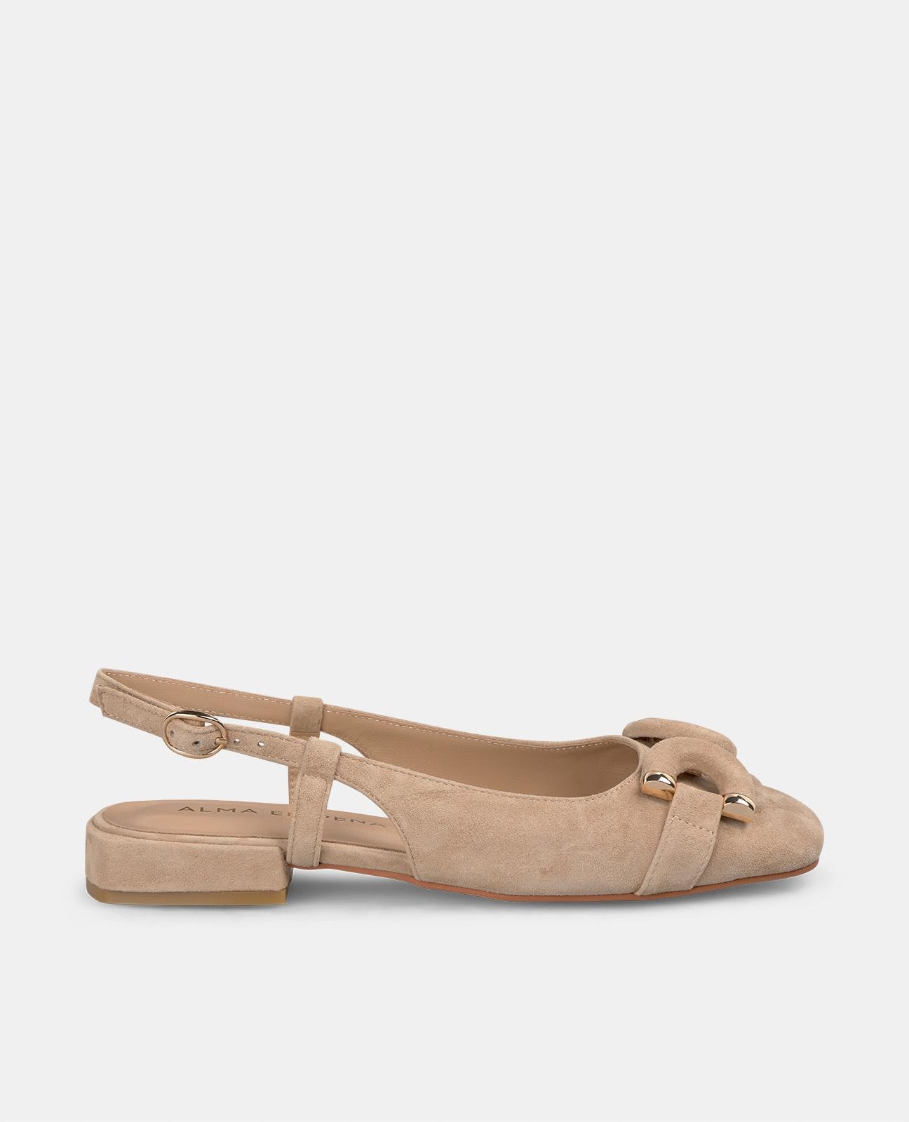 Imagem 0 de Sapatos Rasos com Detalhe de Estribo na Biqueira e Fecho de Fivela