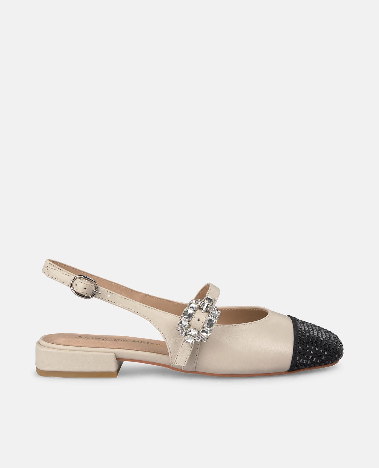 Imagem 0 de Sapatos com Detalhe de Pedraria na Biqueira