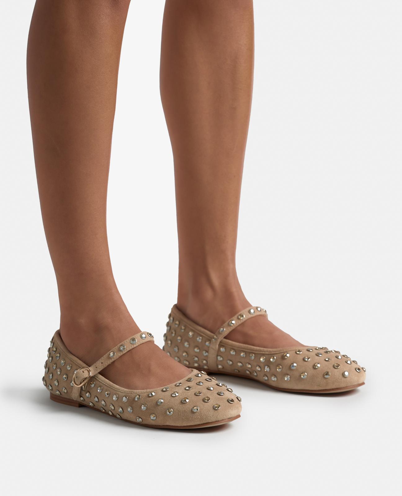 Sabrinas Rasas com Detalhe de Tachas e Fecho de Fivela Castanho-4