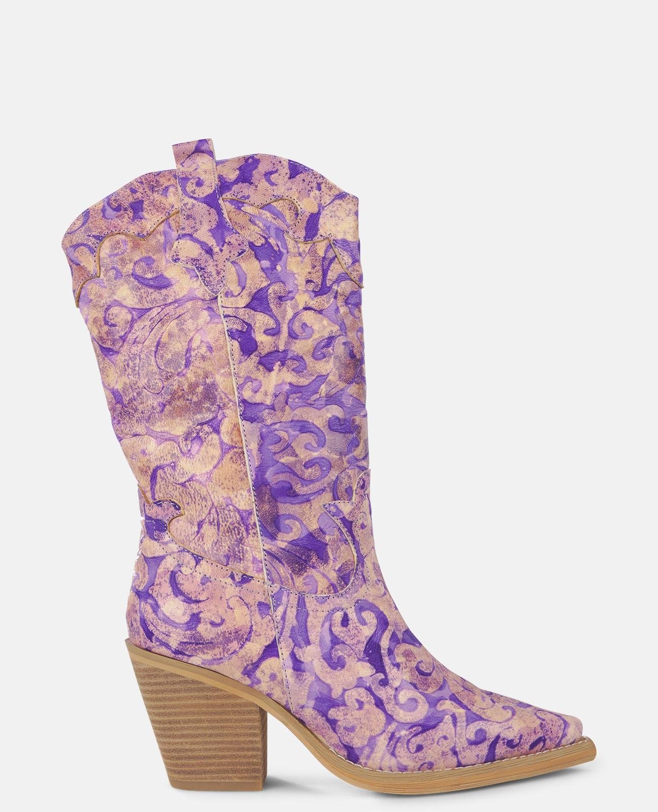 Imagem 0 de Botas Básicas de Pele Estilo Cowboy com Detalhes Bordados e Biqueira Afiada