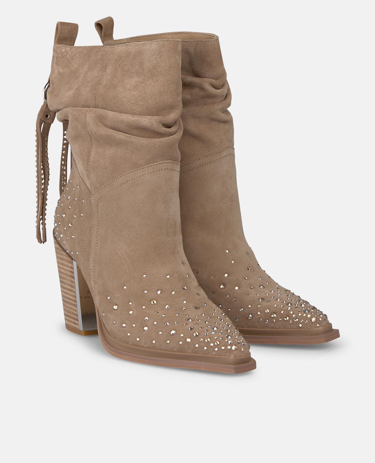 Botins Básicos com Salto Largo e Detalhes de Pedraria e Franjas Bege-2