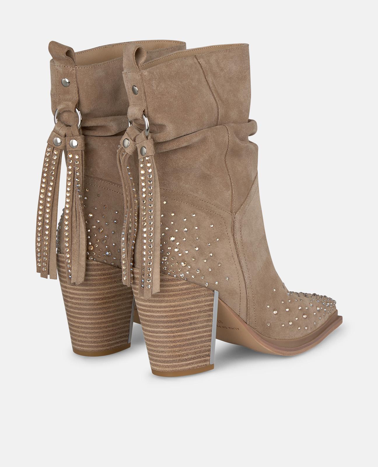 Botins Básicos com Salto Largo e Detalhes de Pedraria e Franjas Bege-3