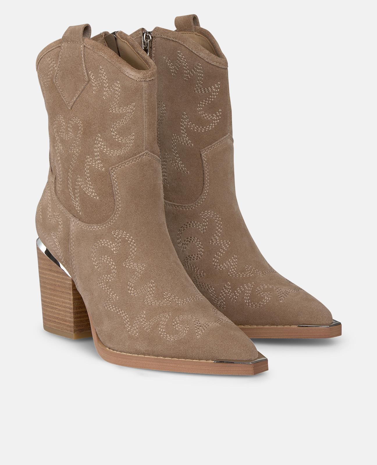 Botins Básicos com Tacão Largo Bordados e Fecho Zip Bege-2