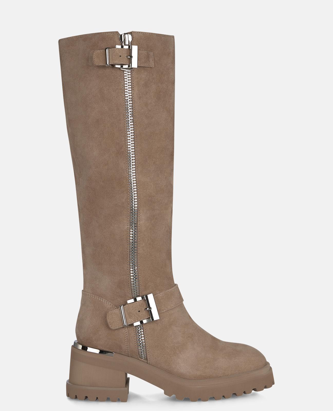 Imagem 0 de Botas Sola Track com Salto e Fecho Zip