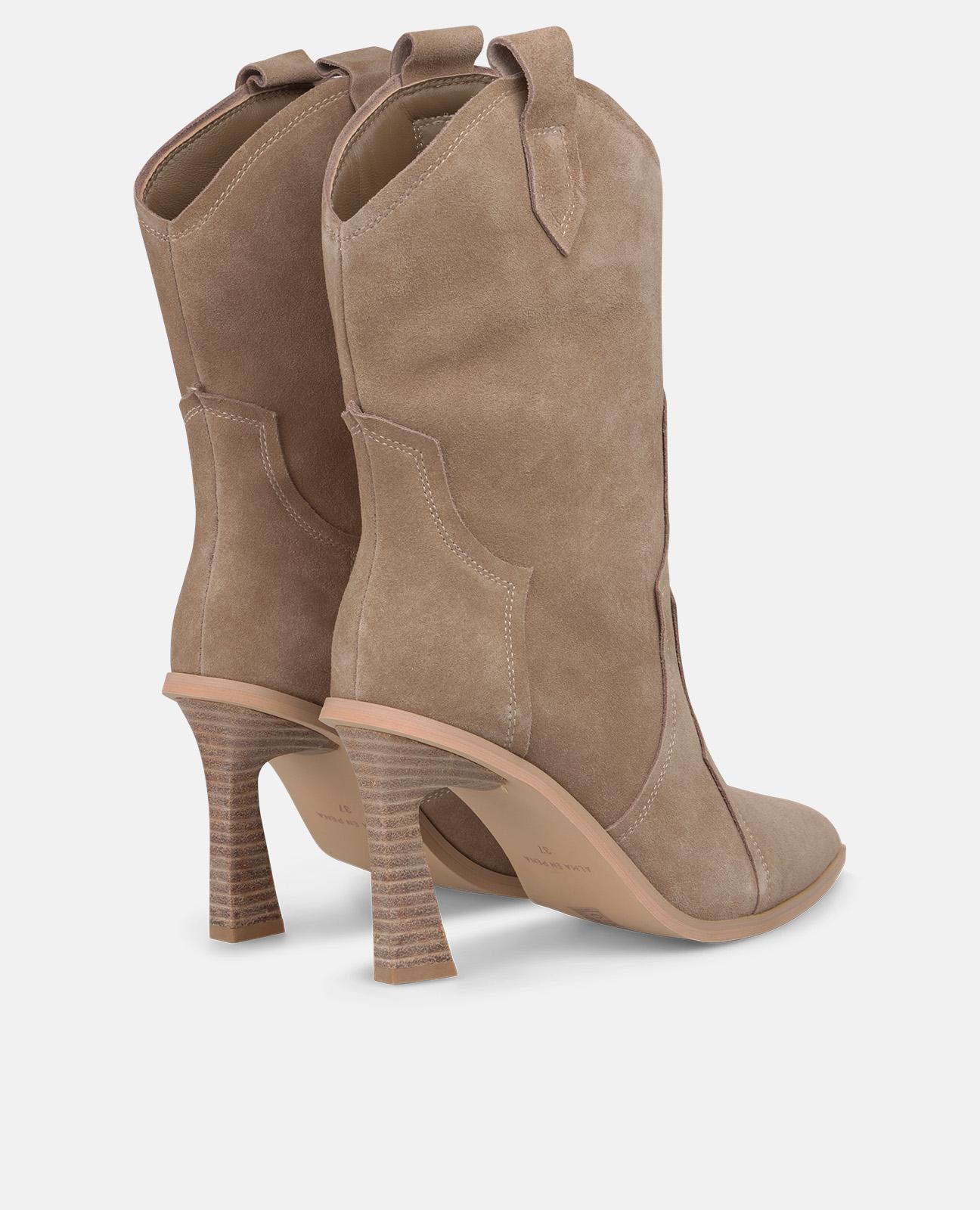 Botins Cowboy com Salto Fino e Biqueira Afiada sem Fecho Camel-2