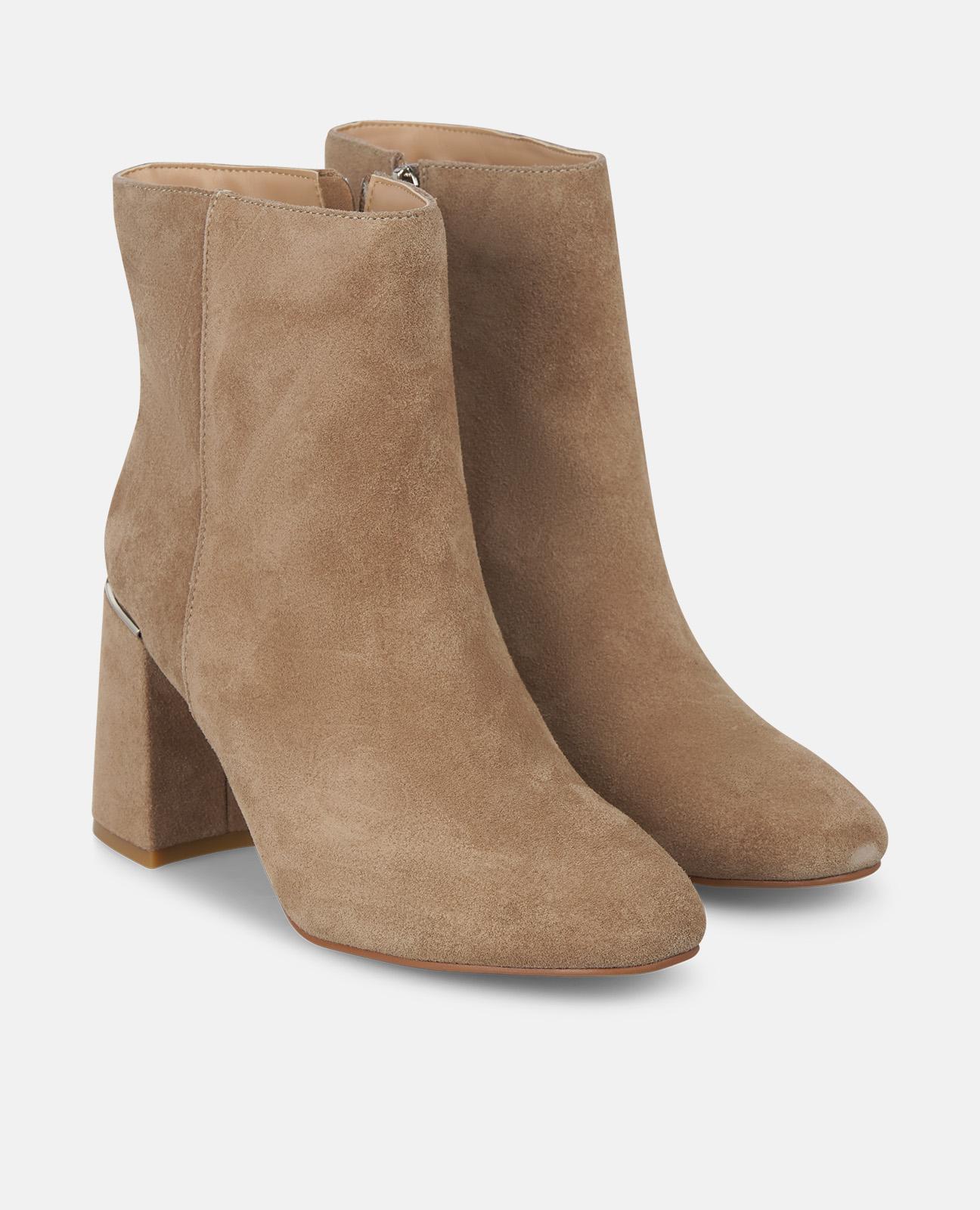 Botins Básicos com Salto e Detalhe Metálizado Vison-2