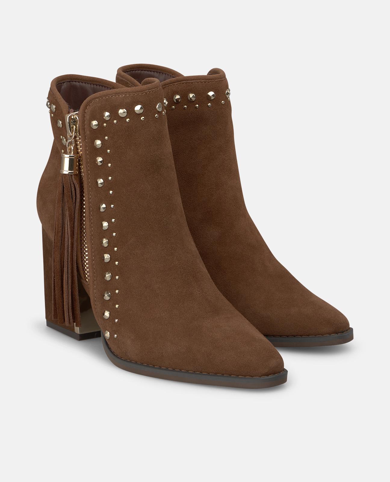 Botins Básicos com Tacão Tachas e Detalhe de Pompom com Franjas Camel-2