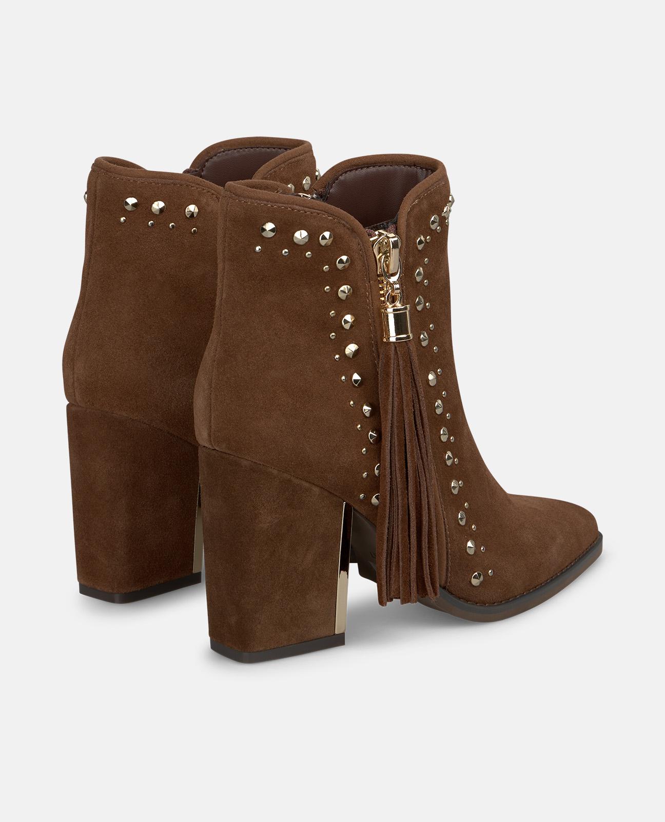 Botins Básicos com Tacão Tachas e Detalhe de Pompom com Franjas Camel-3