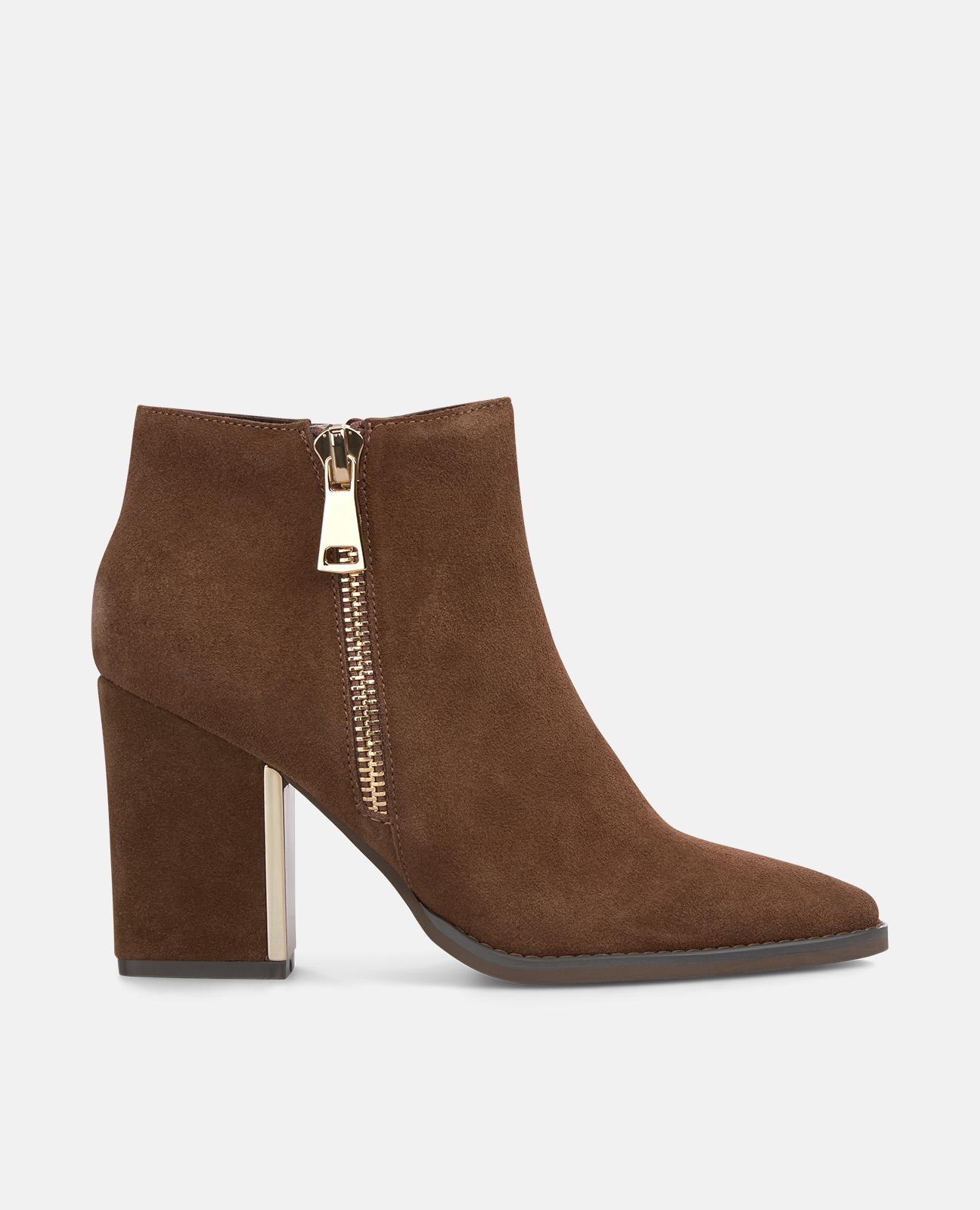 Botins Básicos com Salto com Detalhe Metálico e Fecho Zip Camel-1