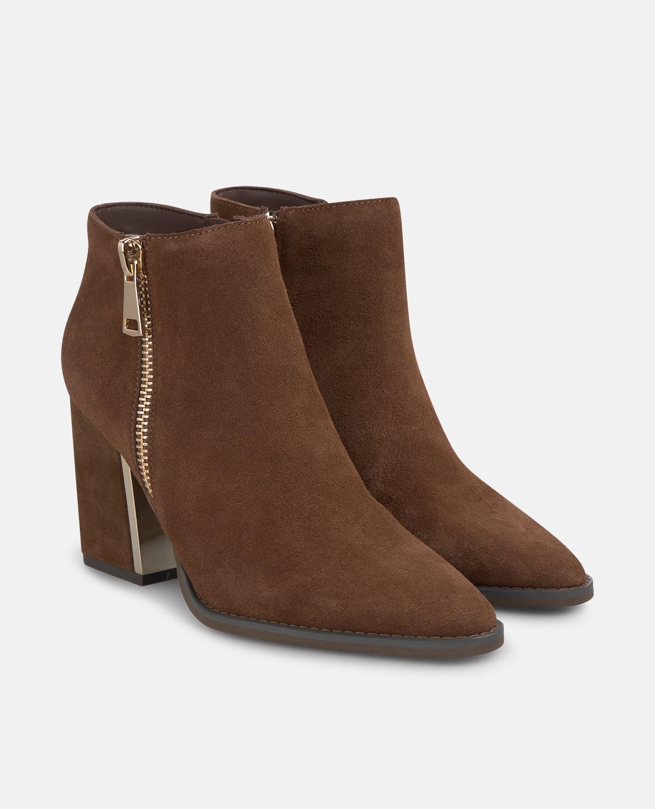 Botins Básicos com Salto com Detalhe Metálico e Fecho Zip Camel-2