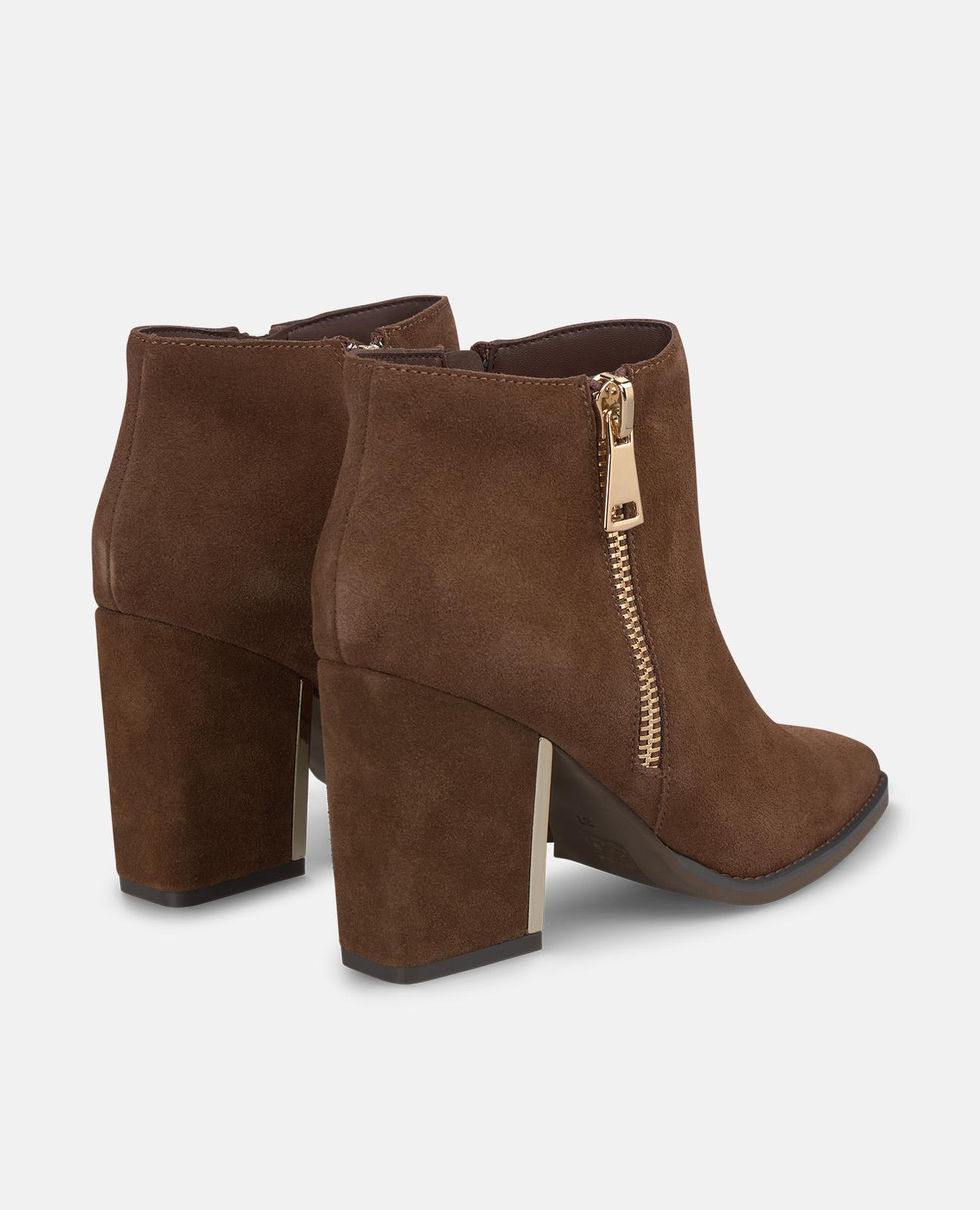 Botins Básicos com Salto com Detalhe Metálico e Fecho Zip Camel-3