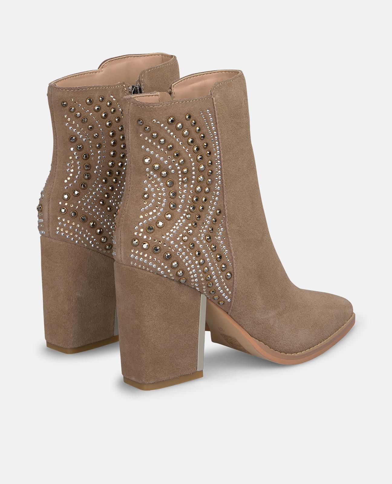 Botins Básicos com Salto e Detalhes de Pedraria Vison-3
