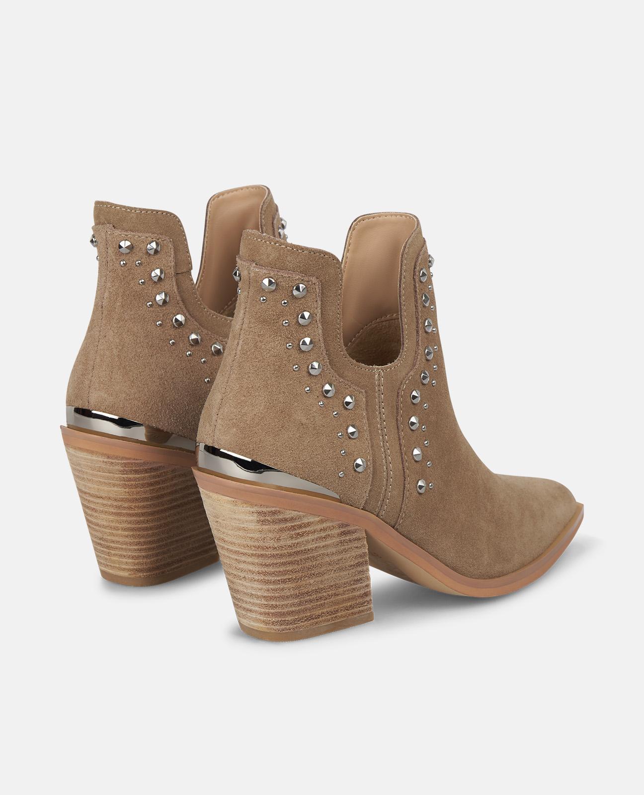 Botins Básicos de Salto com Abertura e Tachas Vison-3