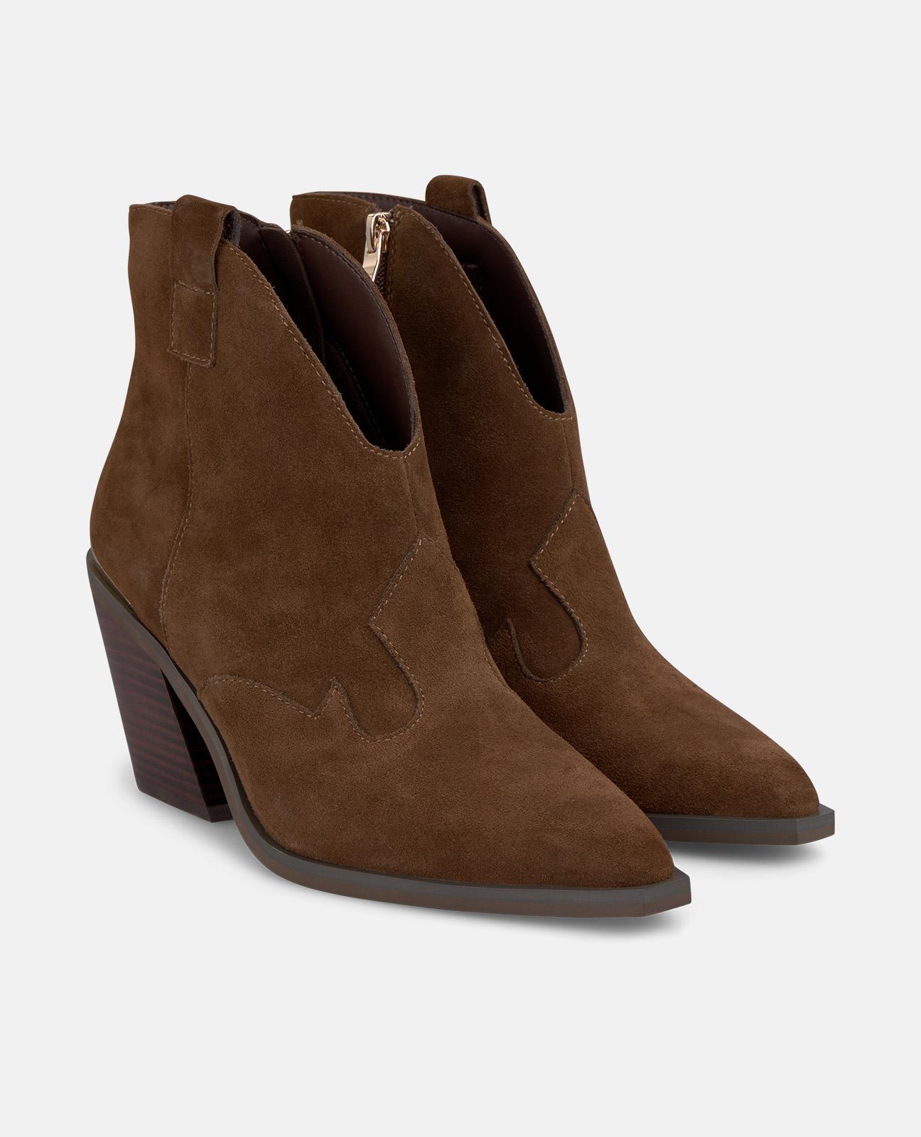 Botins Básicos com Tacão e Detalhes Metalizados Camel-2