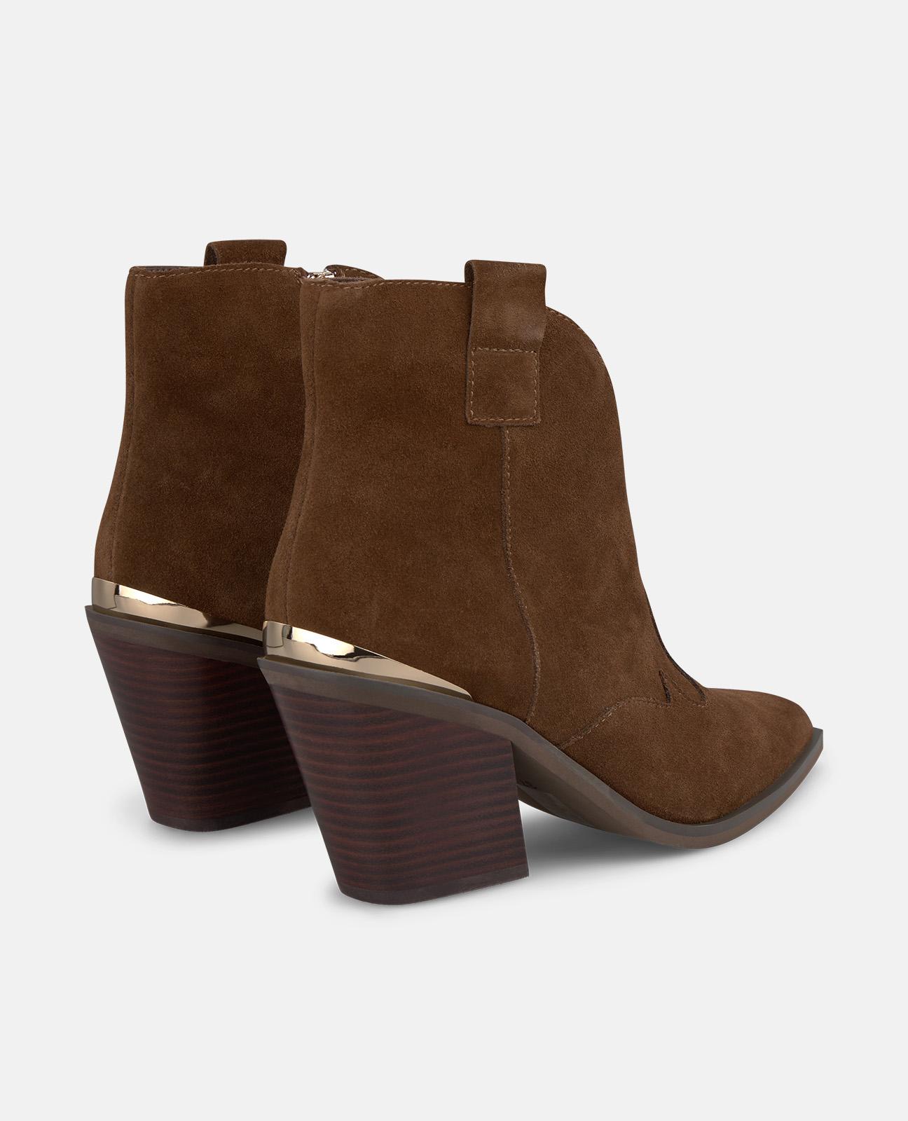 Botins Básicos com Tacão e Detalhes Metalizados Camel-3