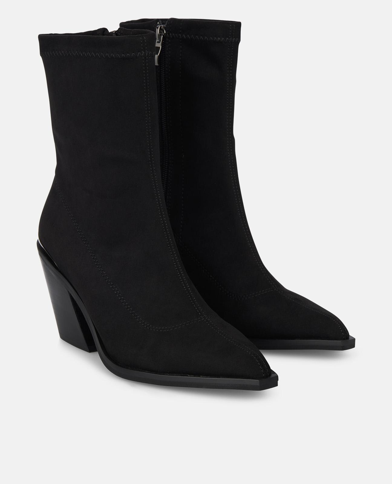 Botins Ajustados com Tacão Preto-2