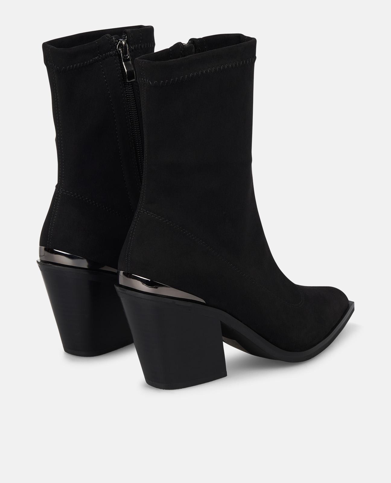 Botins Ajustados com Tacão Preto-3