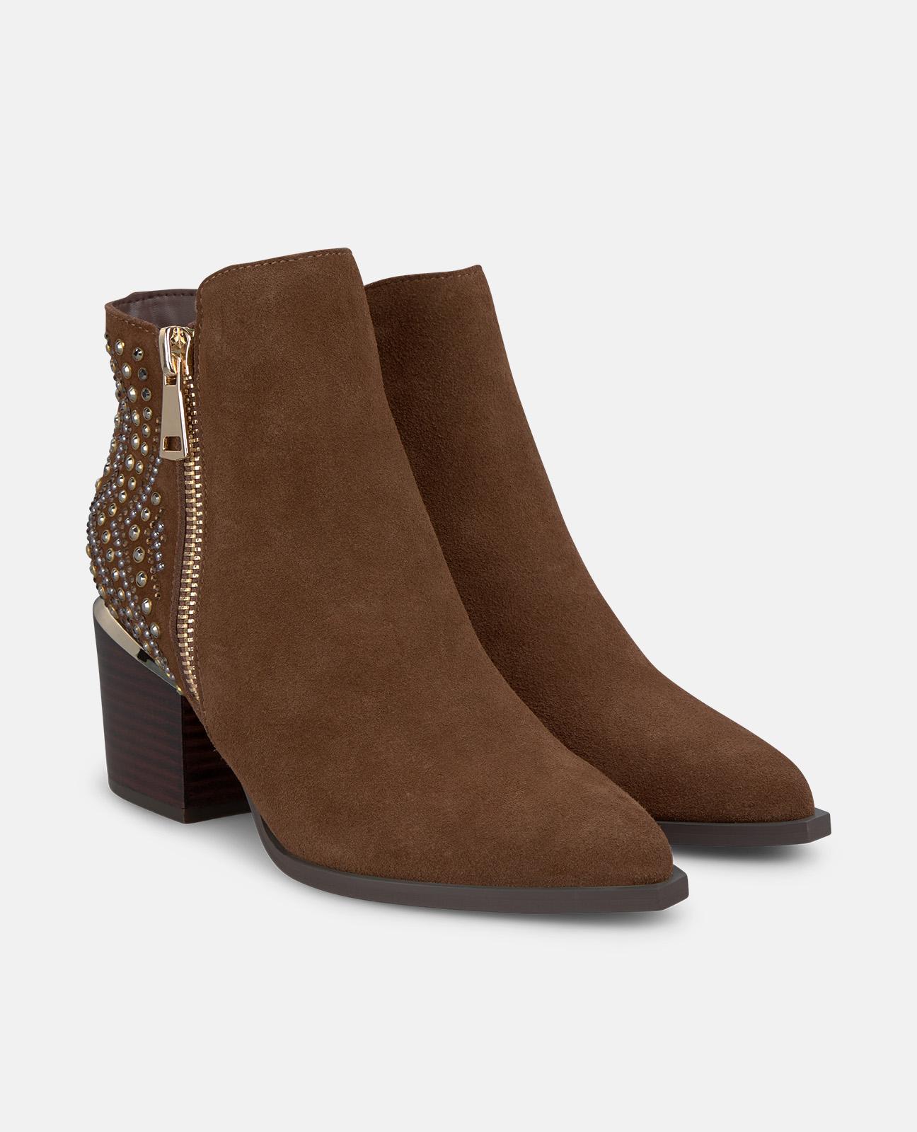 Botins Básicos com Salto e Tachas de Pedras Camel-2