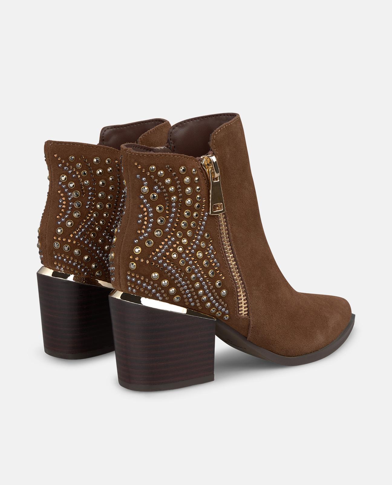 Botins Básicos com Salto e Tachas de Pedras Camel-3