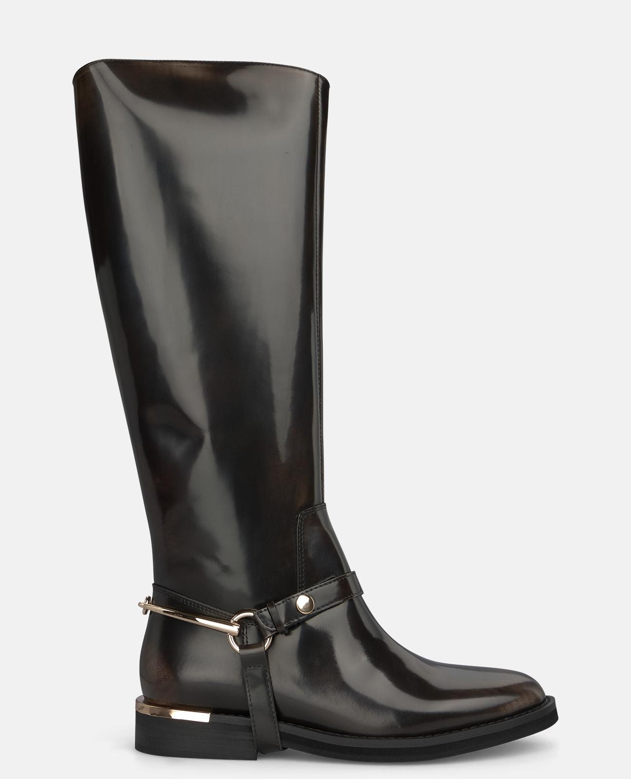 Imagem 0 de Botas Rasas com Detalhe Metalizado