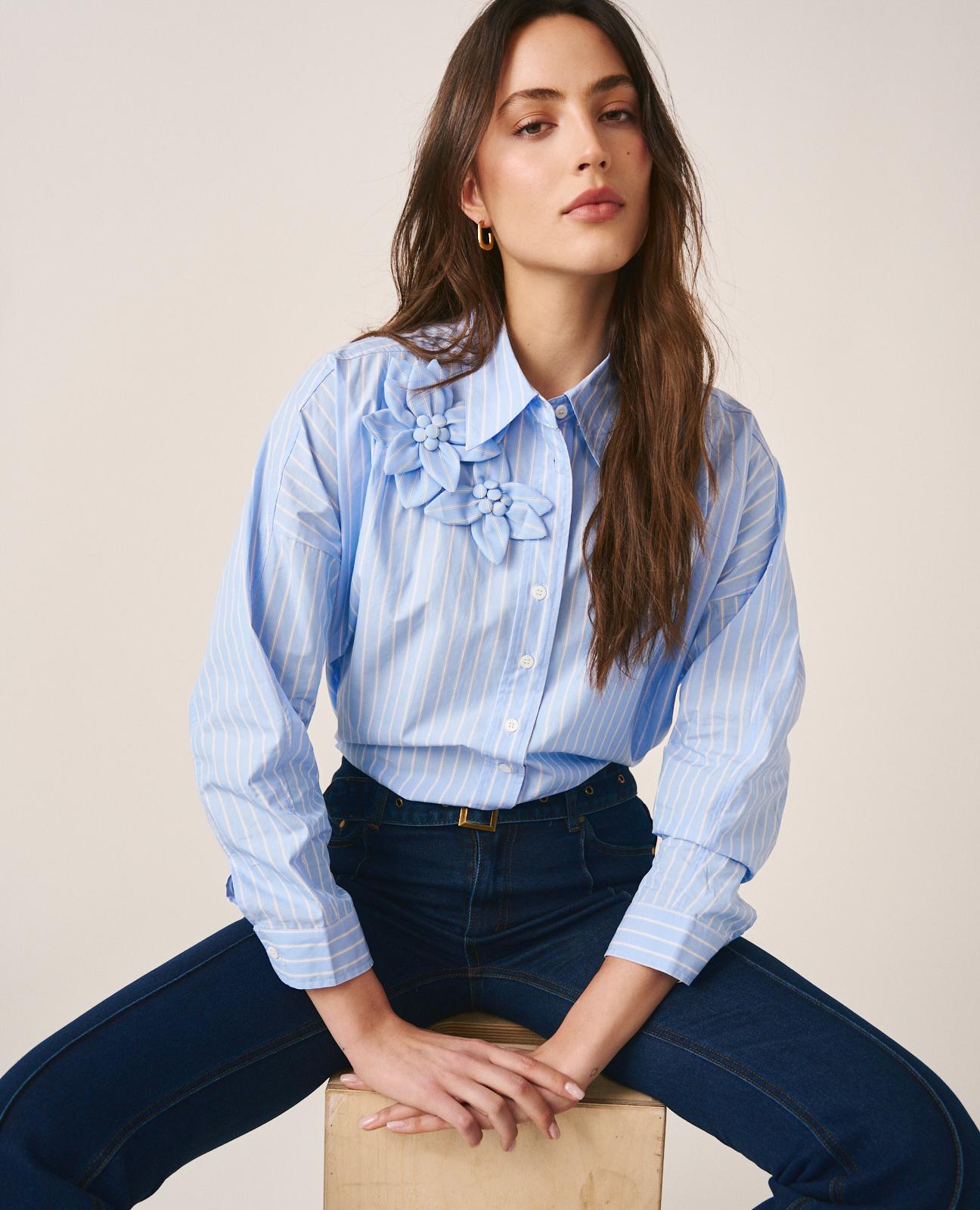 Camisa Às Riscas com Detalhe de Flores no Ombro Direito e Decote em V Azul-2