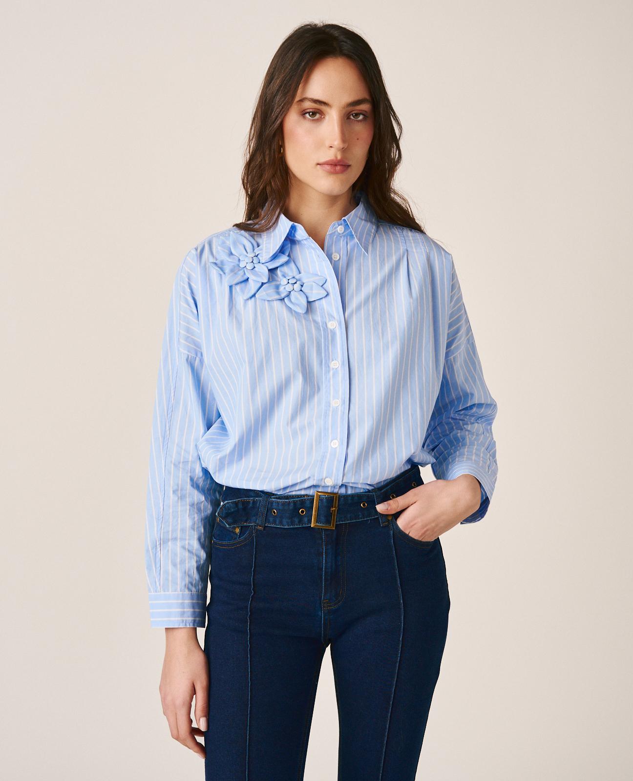 Camisa Às Riscas com Detalhe de Flores no Ombro Direito e Decote em V Azul-4