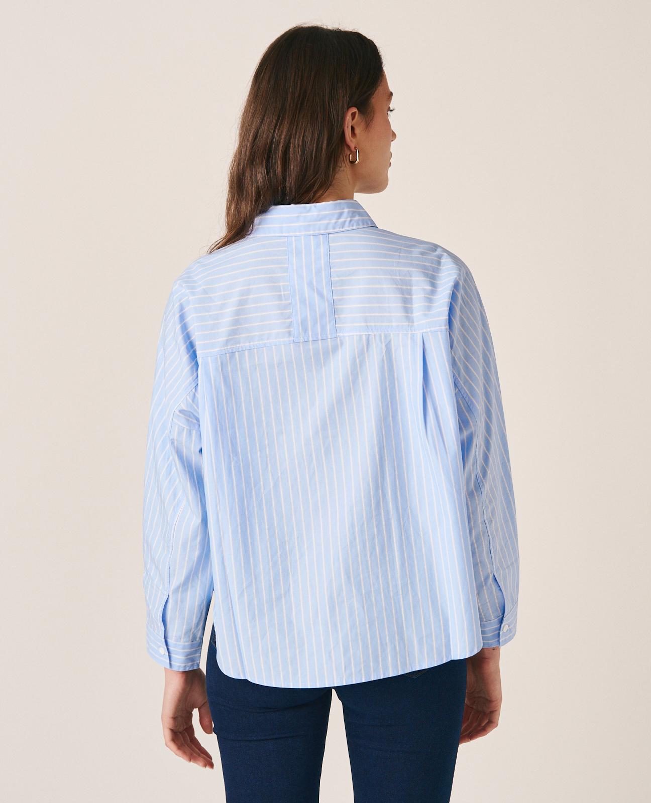 Camisa Às Riscas com Detalhe de Flores no Ombro Direito e Decote em V Azul-5