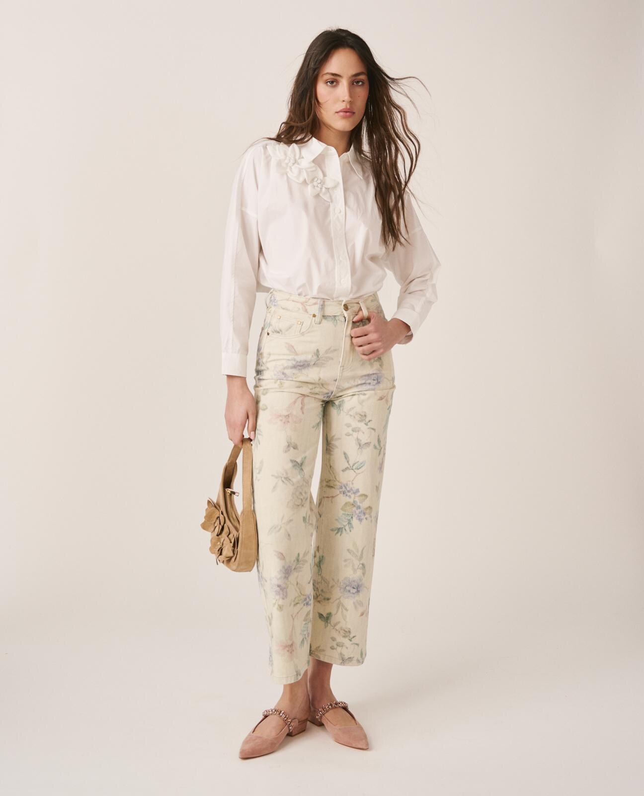 Camisa Lisa com Detalhe de Flores no Ombro Direito e Decote em V Branco-2