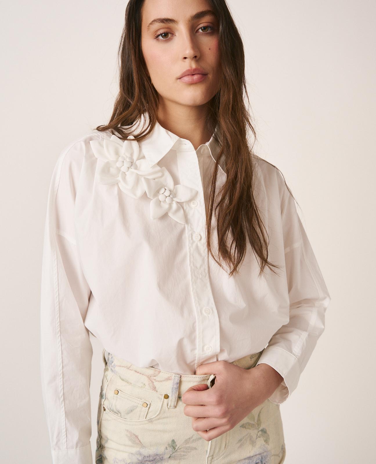 Camisa Lisa com Detalhe de Flores no Ombro Direito e Decote em V Branco-3