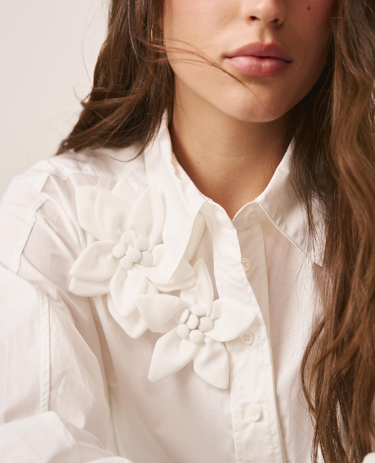 Camisa Lisa com Detalhe de Flores no Ombro Direito e Decote em V Branco-4