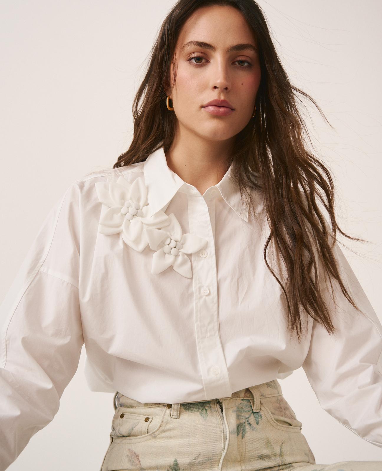 Camisa Lisa com Detalhe de Flores no Ombro Direito e Decote em V Branco-5
