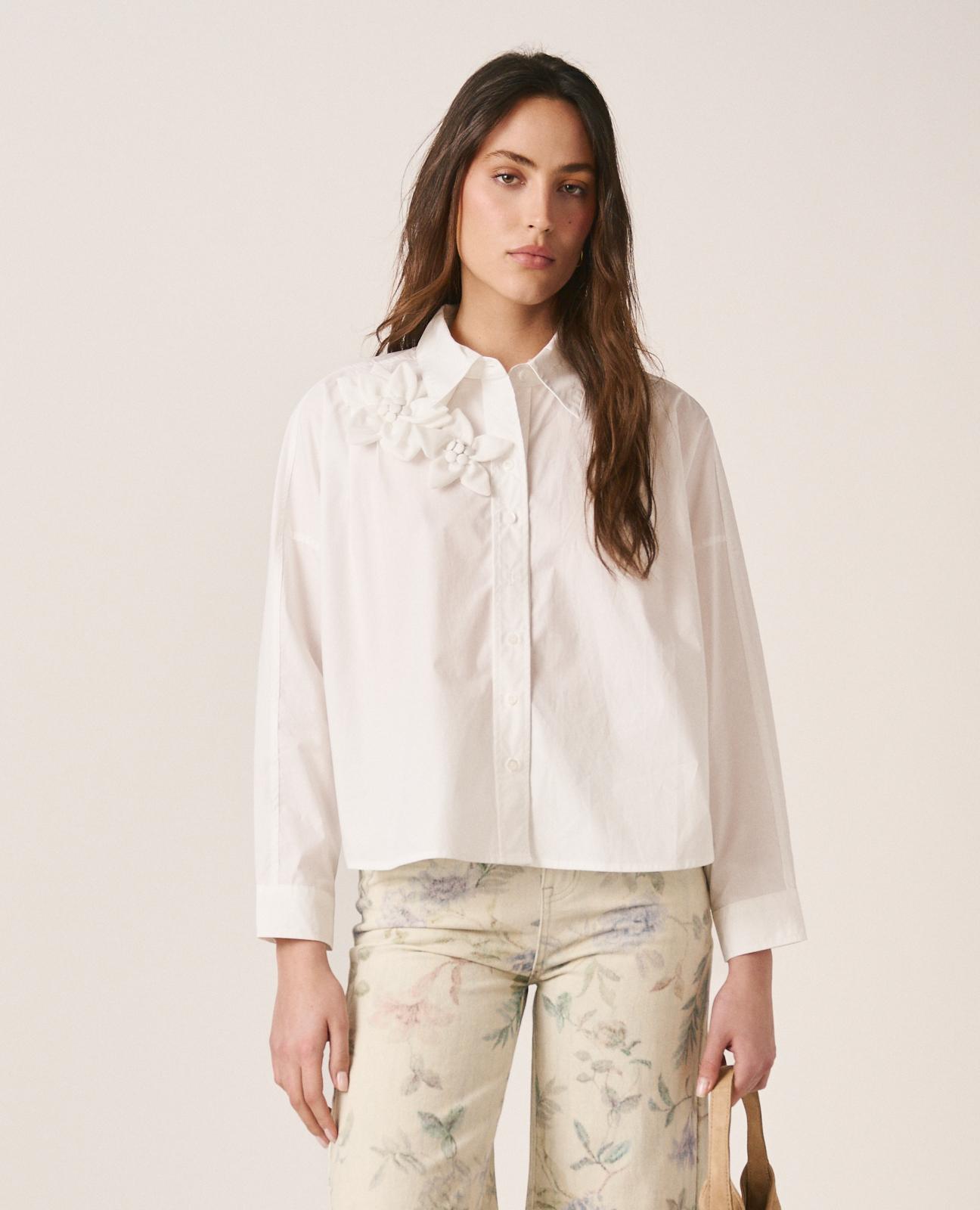 Camisa Lisa com Detalhe de Flores no Ombro Direito e Decote em V Branco-6