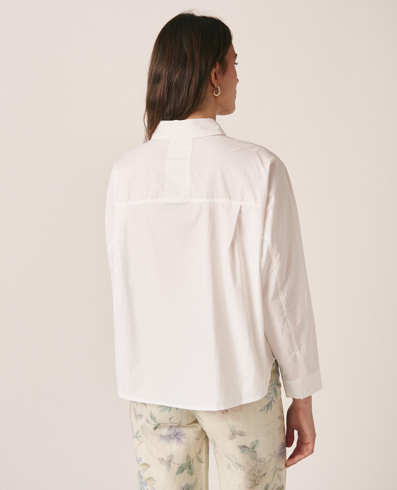 Camisa Lisa com Detalhe de Flores no Ombro Direito e Decote em V Branco-7