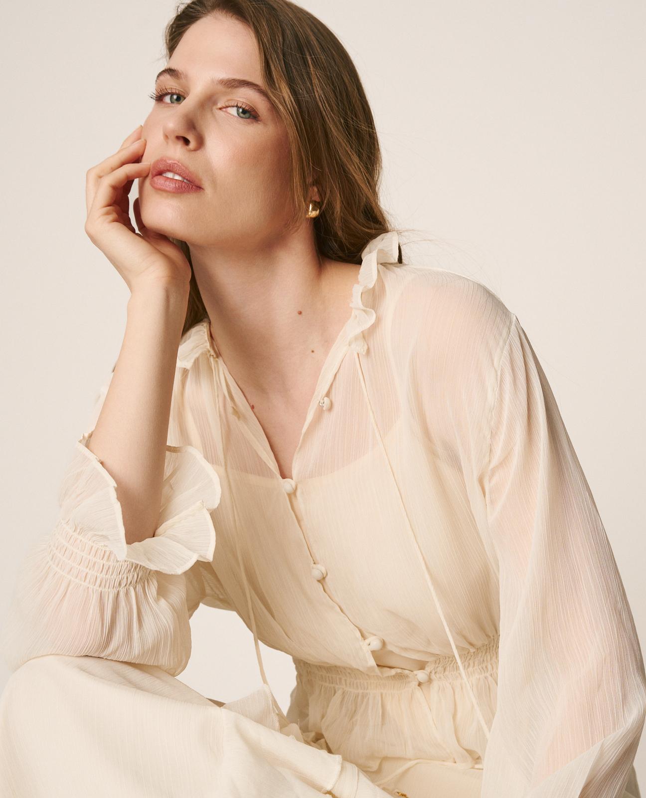 Blusa Semitransparente com Folhos e Gola em V Branco-5